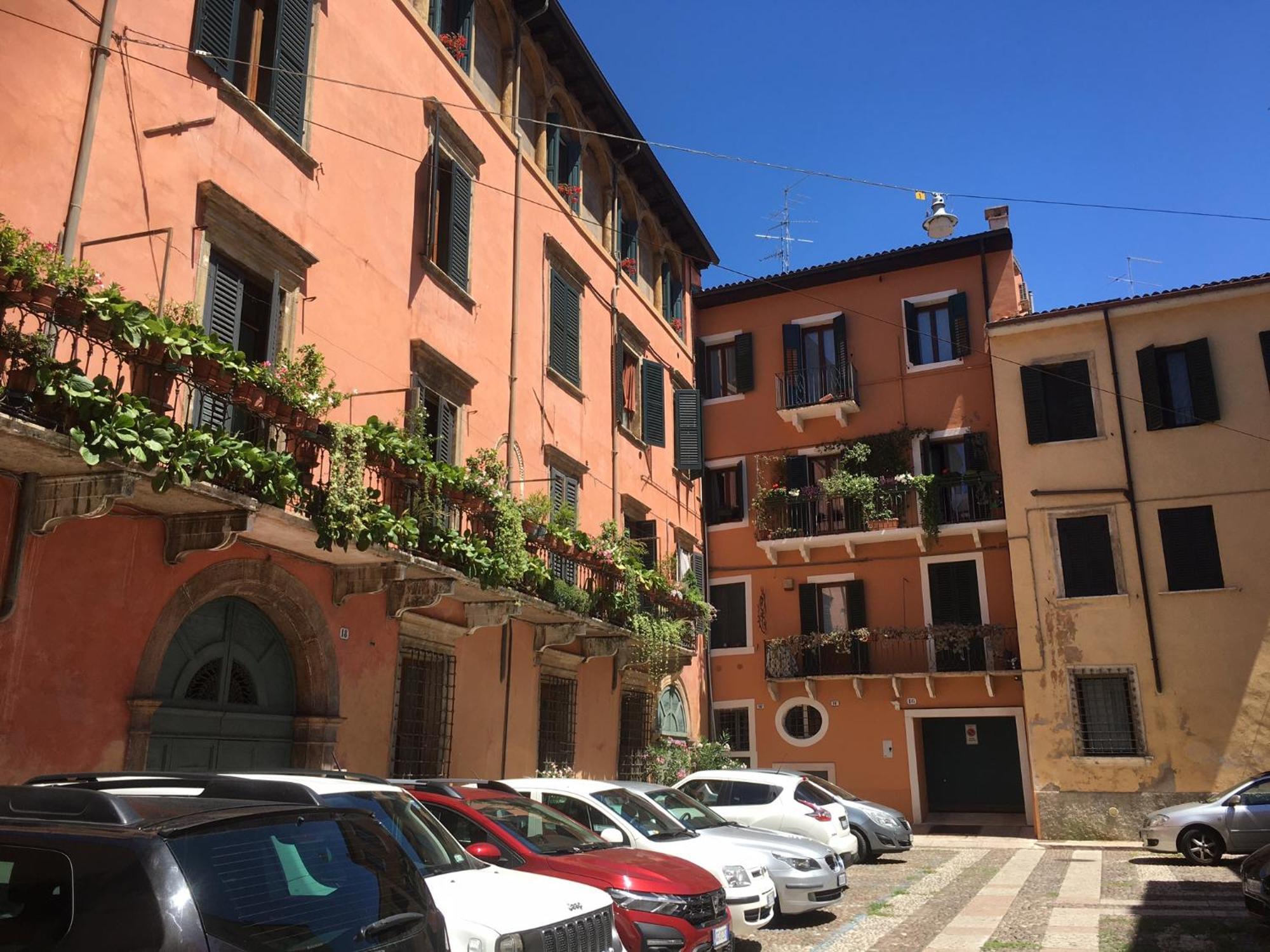 Veronajourneys Emilei — Photos 1